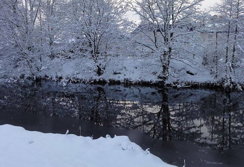 Attractive Cottage In Garden Grounds