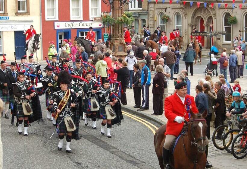 Attractive Cottage In Garden Grounds
