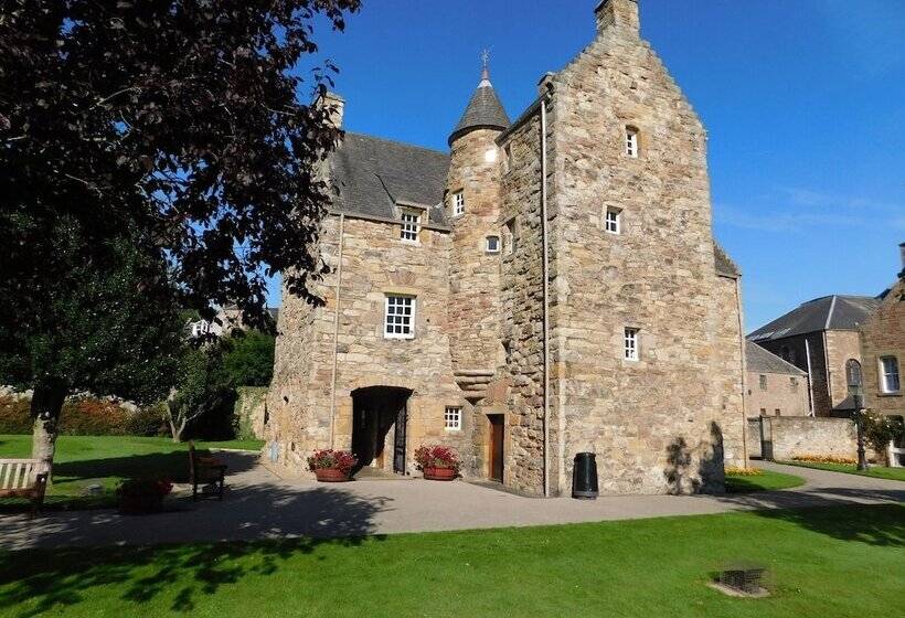 Attractive Cottage In Garden Grounds