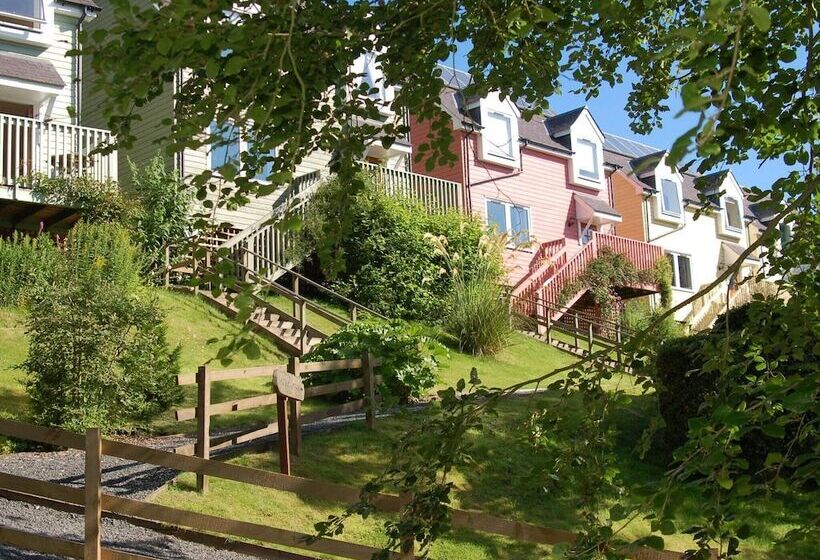 Attractive Cottage In Garden Grounds