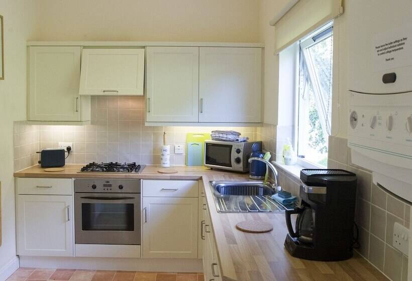 Attractive Cottage In Garden Grounds