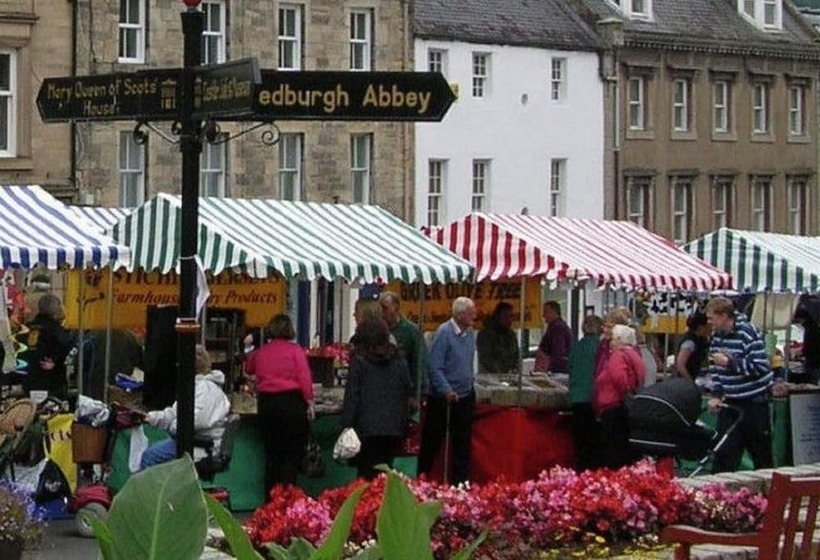 Lovely Cottage In Garden Grounds Near Centre