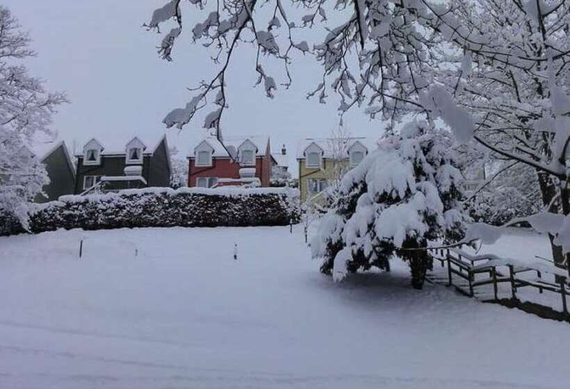 Lovely Cottage In Garden Grounds Near Centre