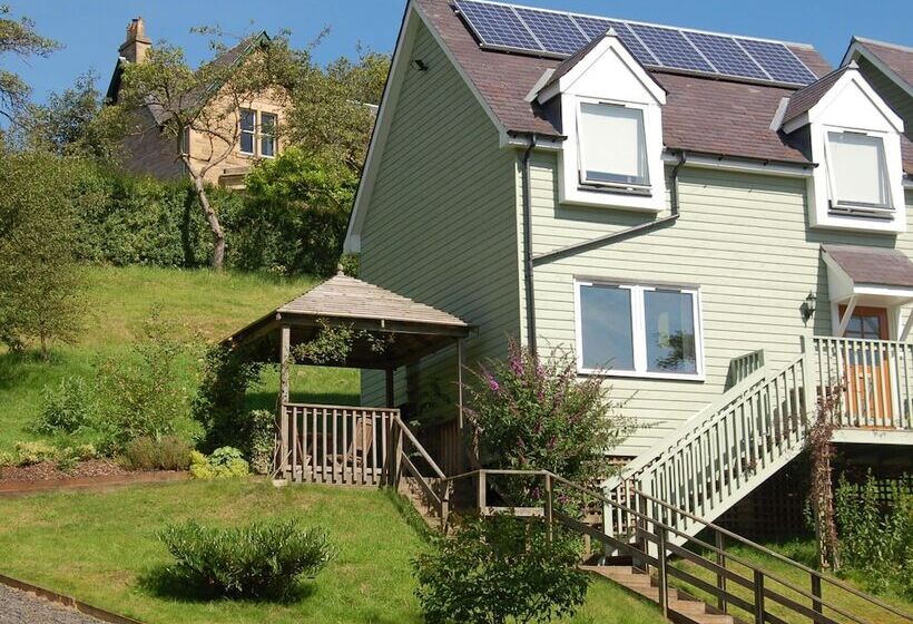 Lovely Cottage In Garden Grounds Near Centre