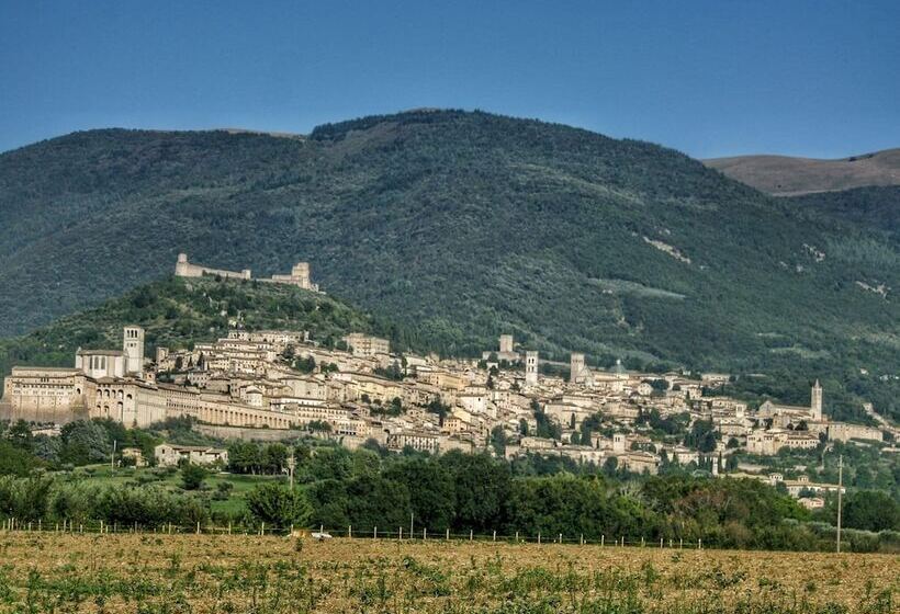 Luxurious Cottage With Pool In Assisi