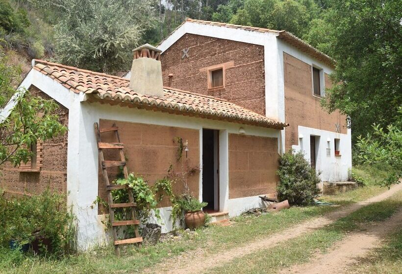 Quiet Cottage In Estate Casas Da Cerca Near Troviscais