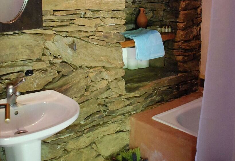 Quiet Cottage In Estate Casas Da Cerca Near Troviscais