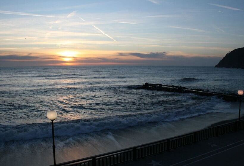 Stunning Cottage In Sesta Godano With Balcony