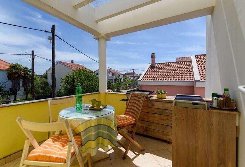 Homely Apartment In Sukošan Near Sea