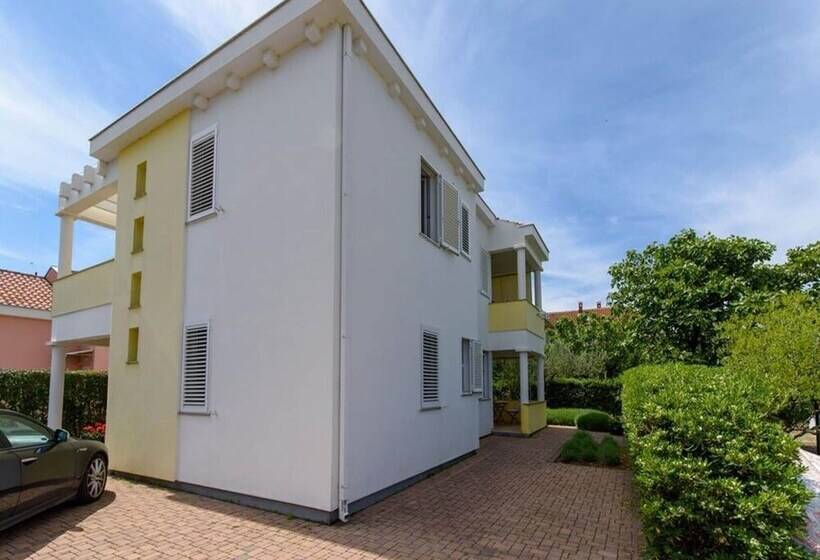 Homely Apartment In Sukošan Near Sea