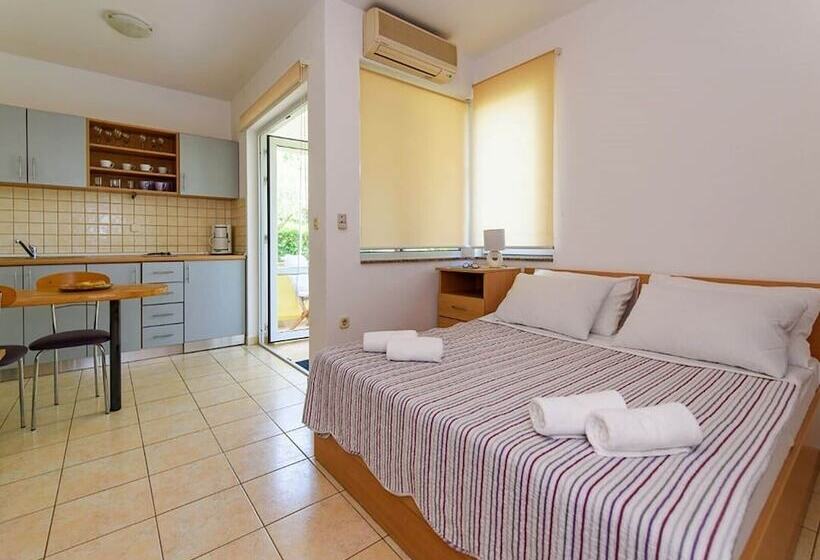 Homely Apartment In Sukošan Near Sea