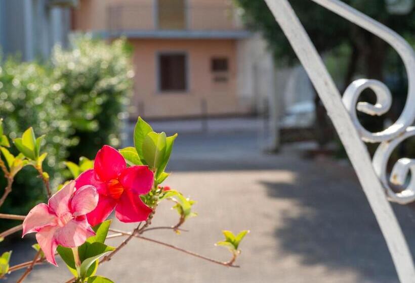 펜션 Affittacamere Villa Paestum