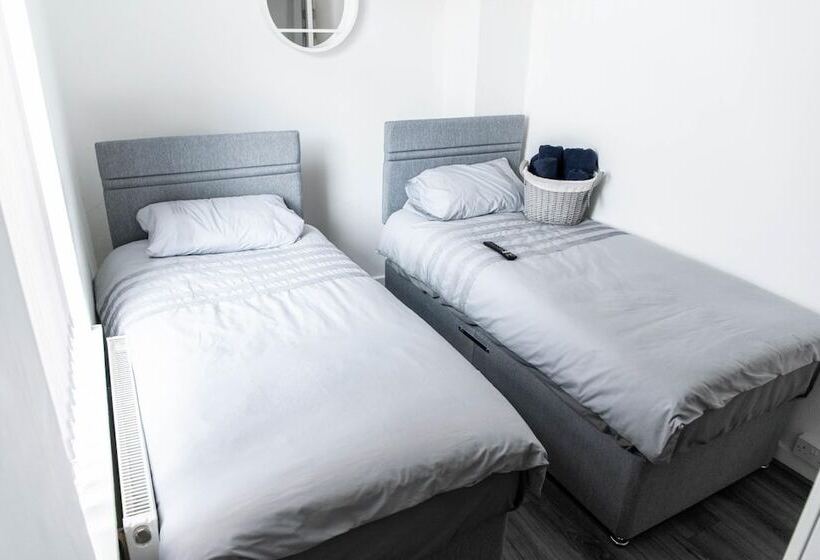 פנסיון Apollocruz Scorton House