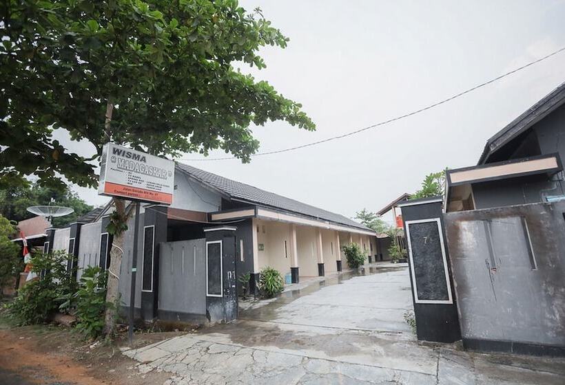 بنسيون Reddoorz Near Bundaran Garuda 2