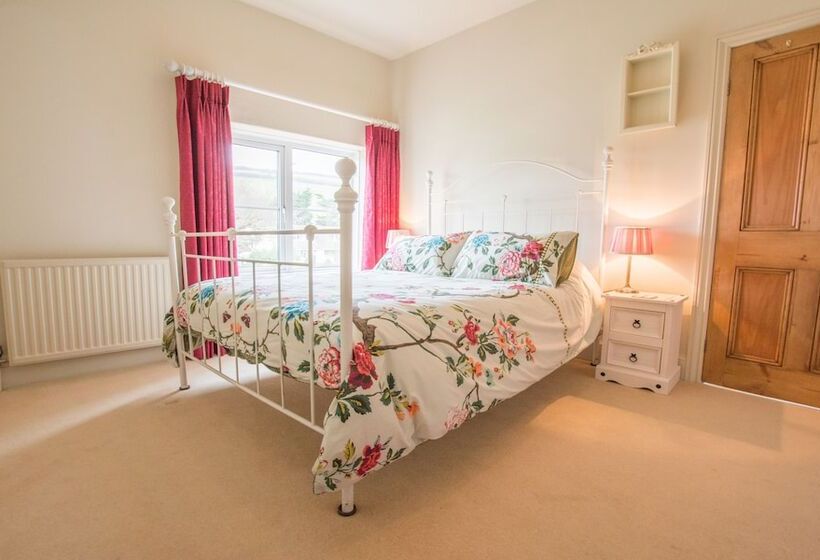 Bridge Cottage Croyde 3 4 Bed, Sleeps 8, Hot Tub