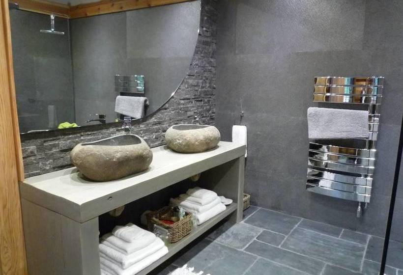 Caledonian Cabin + Hot Tub