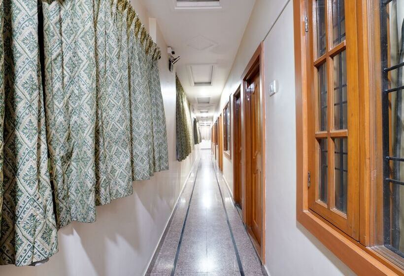 هتل Capital O 46832 Gaayatri Residency