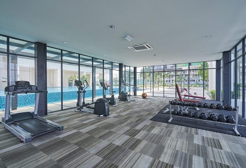 Отель Oyo Home 89316 Special Studio Setia Alam Trefoil