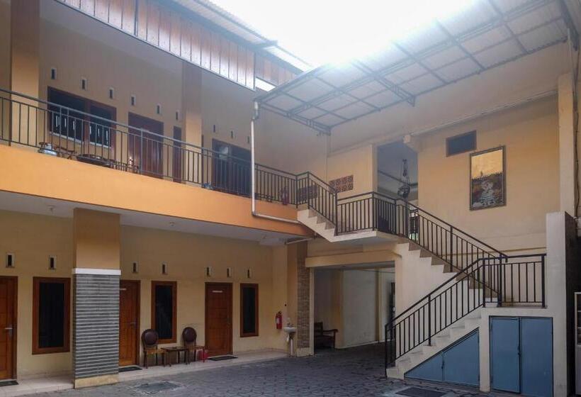 Otel Urbanview Syariah Wisma Wongso Borobudur