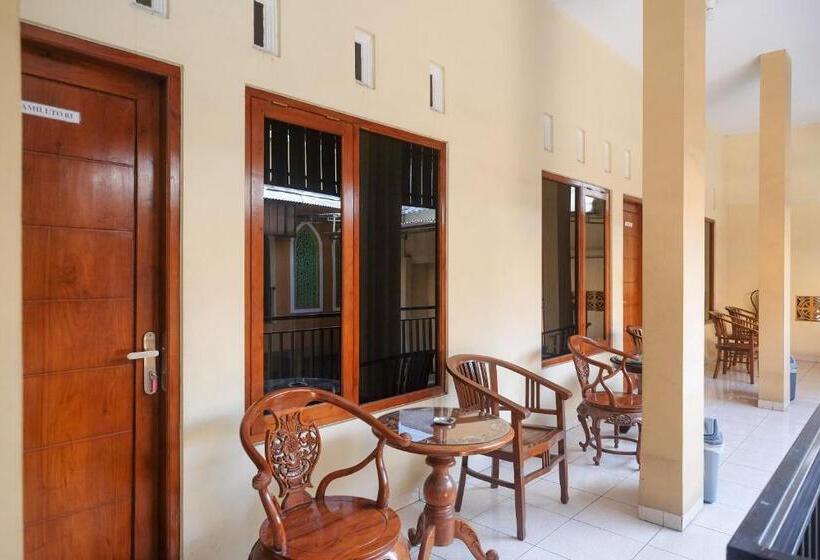 Otel Urbanview Syariah Wisma Wongso Borobudur