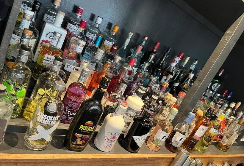 בית מלון כפרי West End