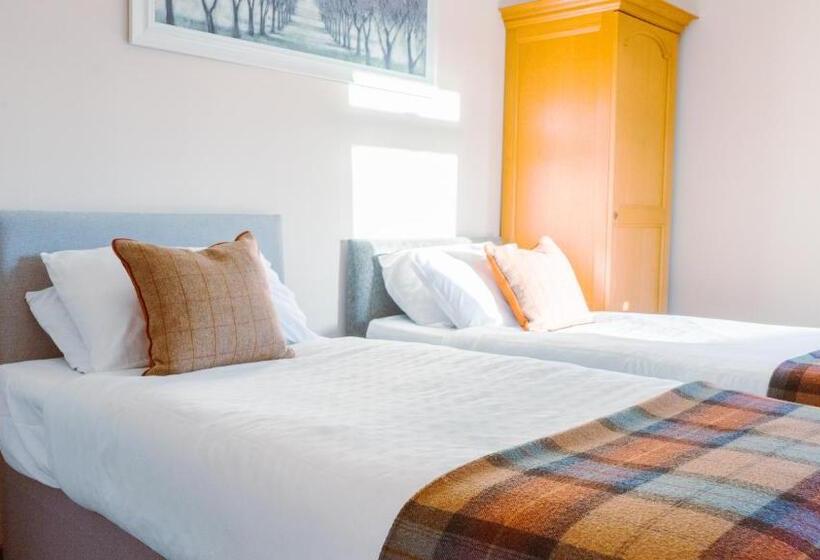 בית מלון כפרי West End