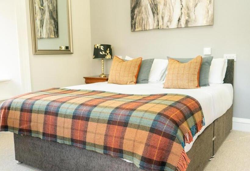 בית מלון כפרי West End