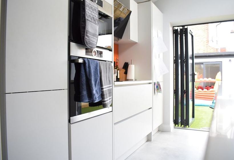 Modern Family Home Near Wimbledon With Garden