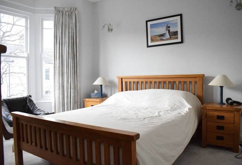 Modern Family Home Near Wimbledon With Garden