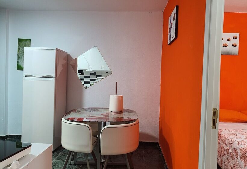 بنسيون Low Cost Room Plaza de Hierro II