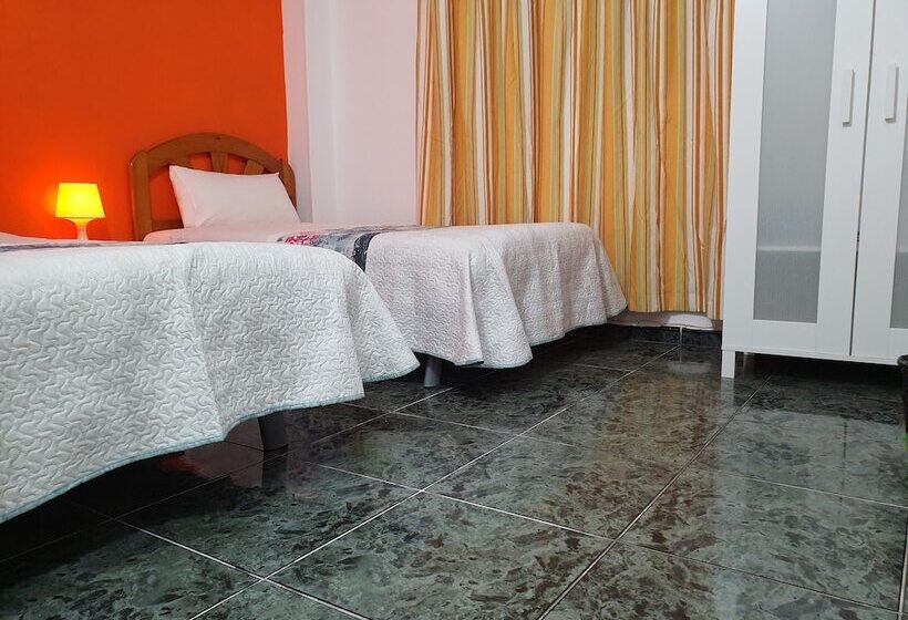 بنسيون Low Cost Room Plaza de Hierro III