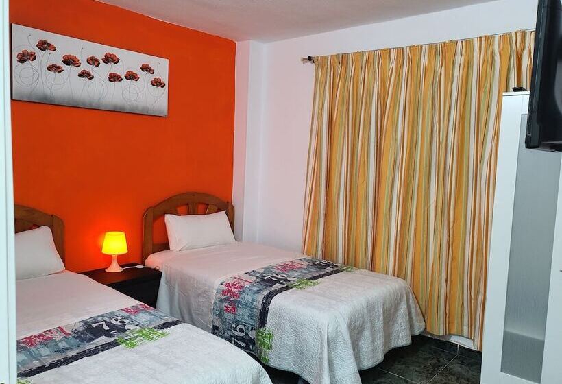 بنسيون Low Cost Room Plaza de Hierro III