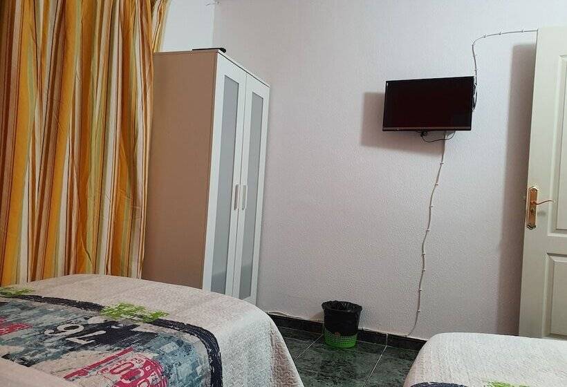 بنسيون Low Cost Room Plaza de Hierro III