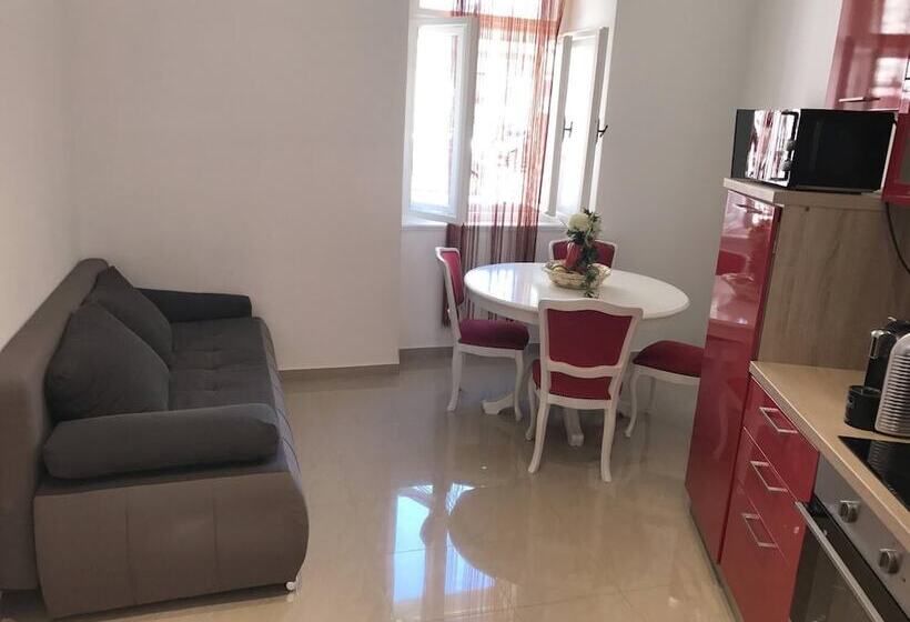 ペンション Pula Antic Rooms In Center