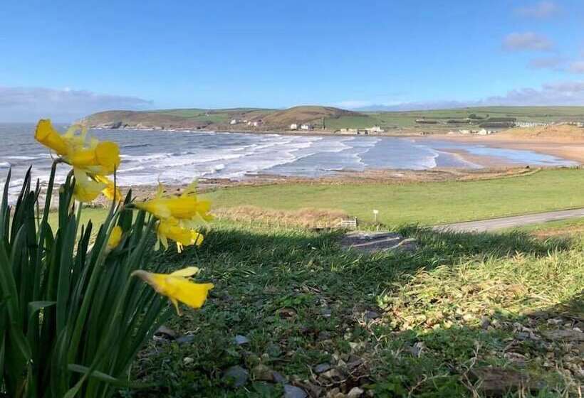 Stables Croyde 4 Bedrooms, Sleeps 8, Sea & Beach Views