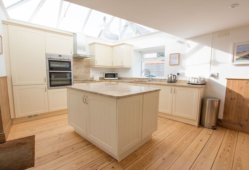 Stables Croyde 4 Bedrooms, Sleeps 8, Sea & Beach Views