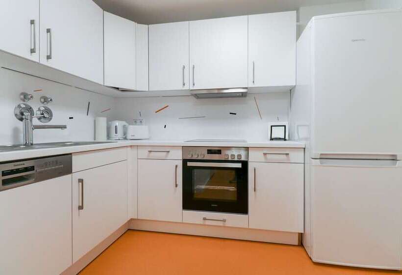 Sunny Hostel Room For 3