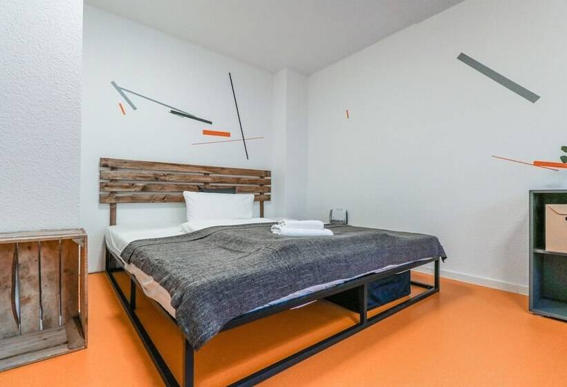 Sunny Hostel Room For 3