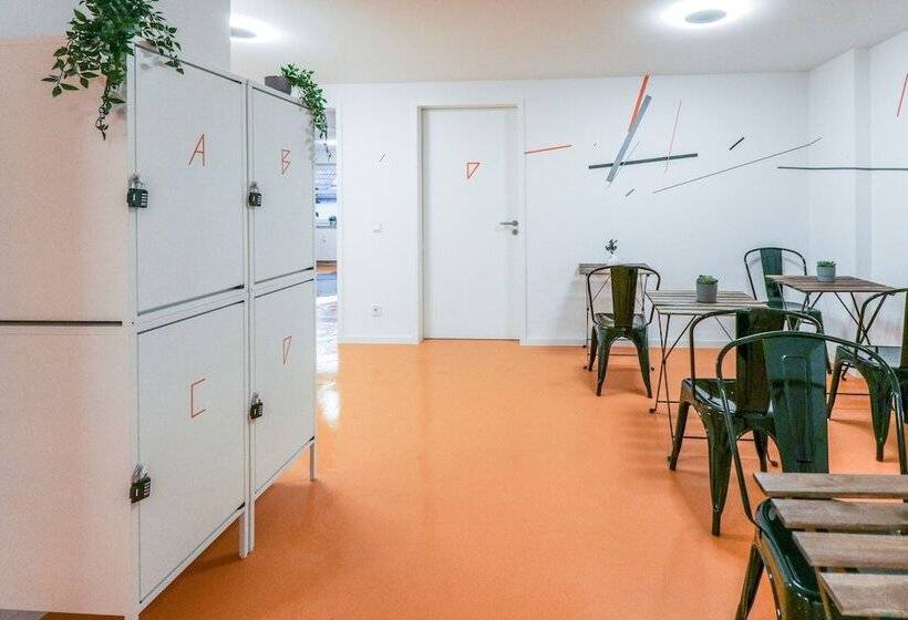 Sunny Hostel Room For 3