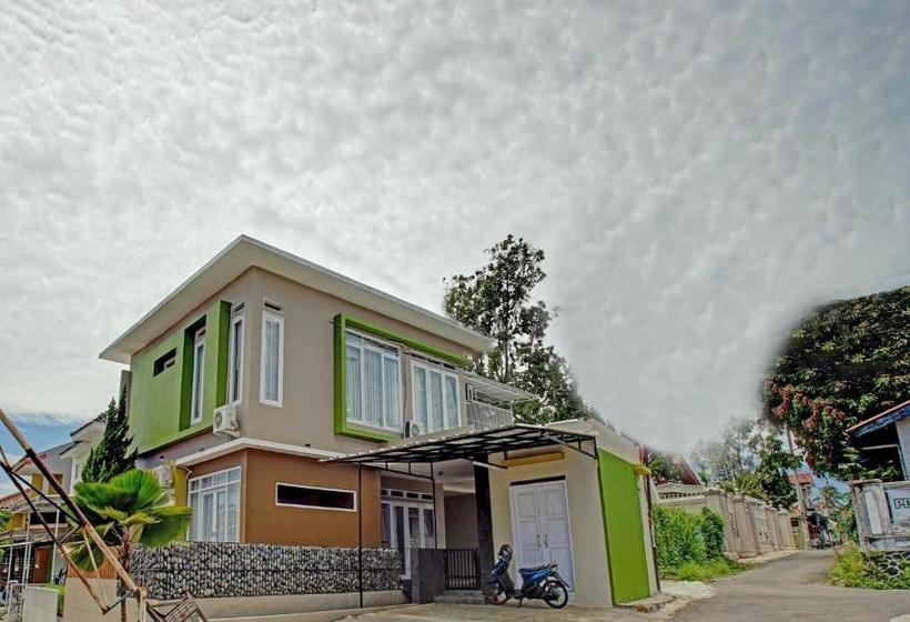 ホテル Oyo 90059 Shakilla Home Cianjur