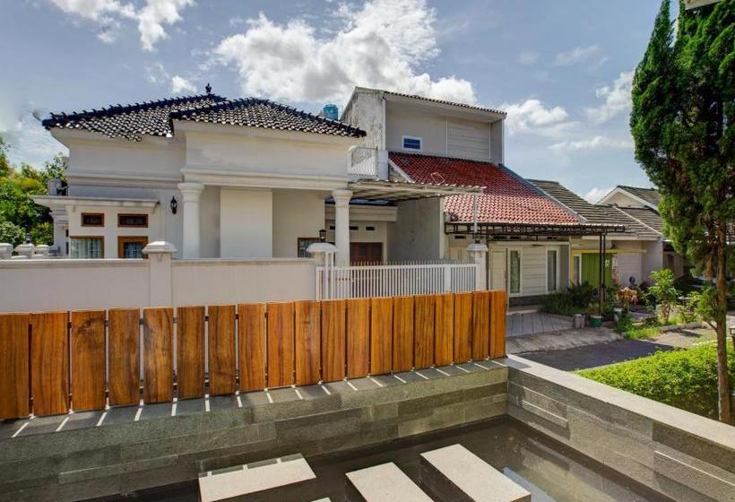 ホテル Oyo 90059 Shakilla Home Cianjur