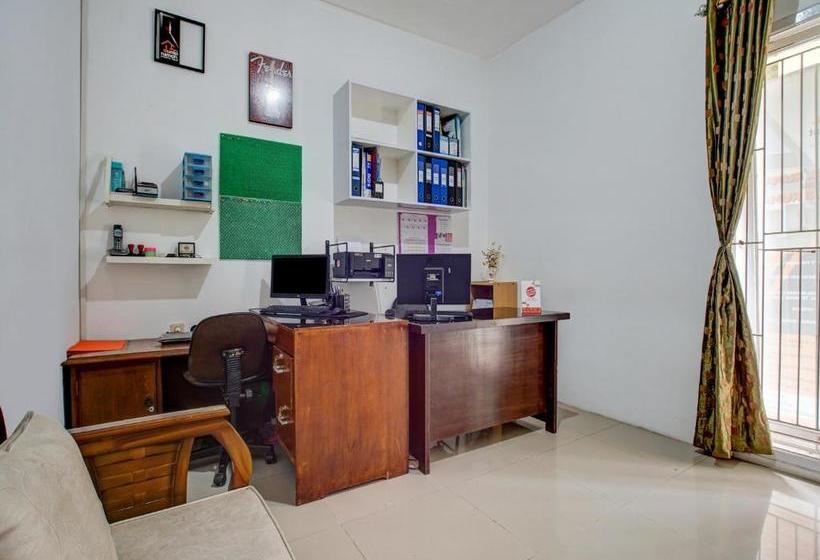 ホテル Oyo 90059 Shakilla Home Cianjur