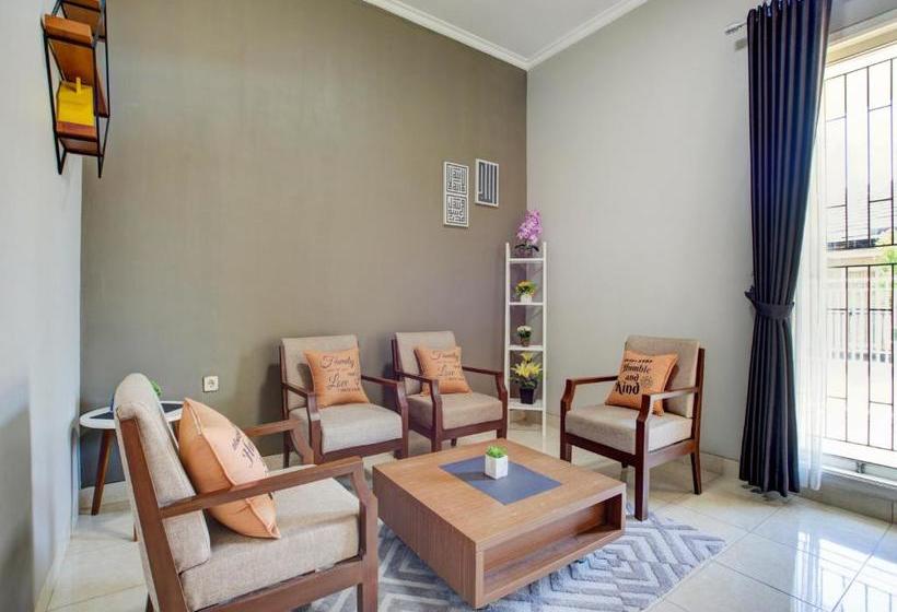 ホテル Oyo 90059 Shakilla Home Cianjur