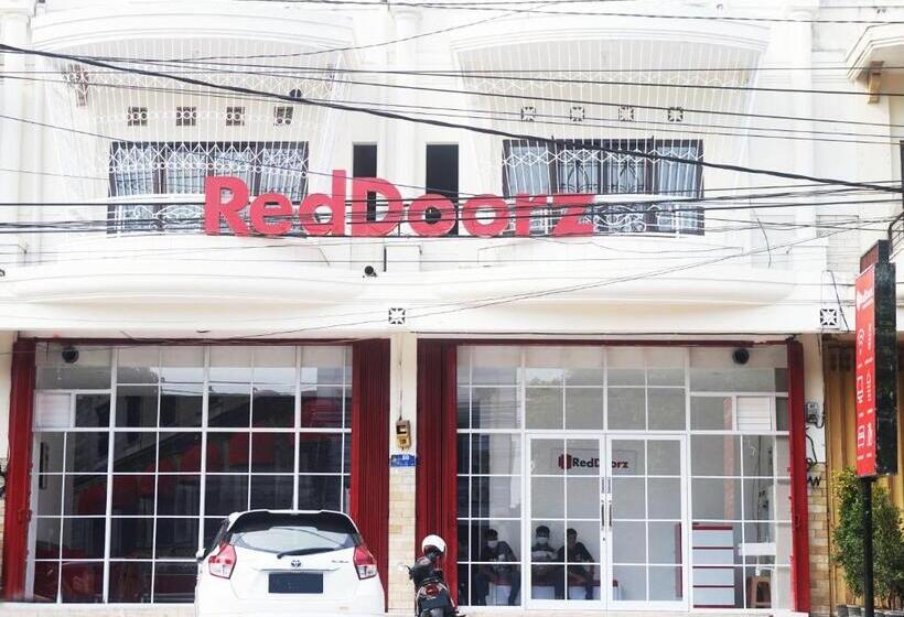 فندق Reddoorz @ Jalan Tanjung Blitar