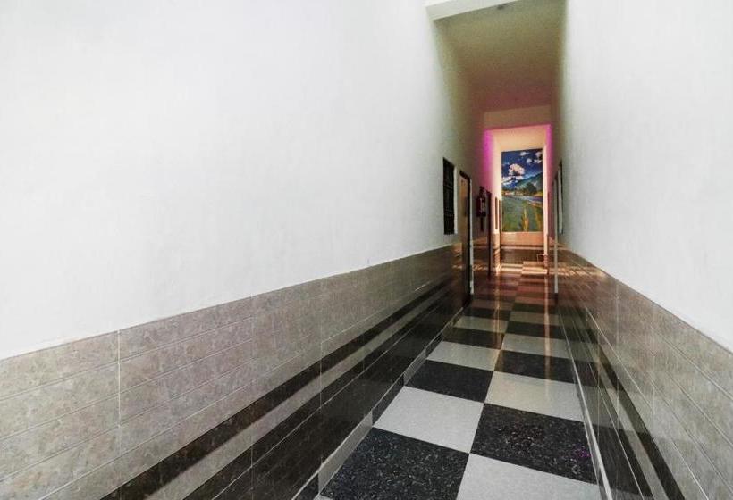 Отель Spot On 76155 Happy