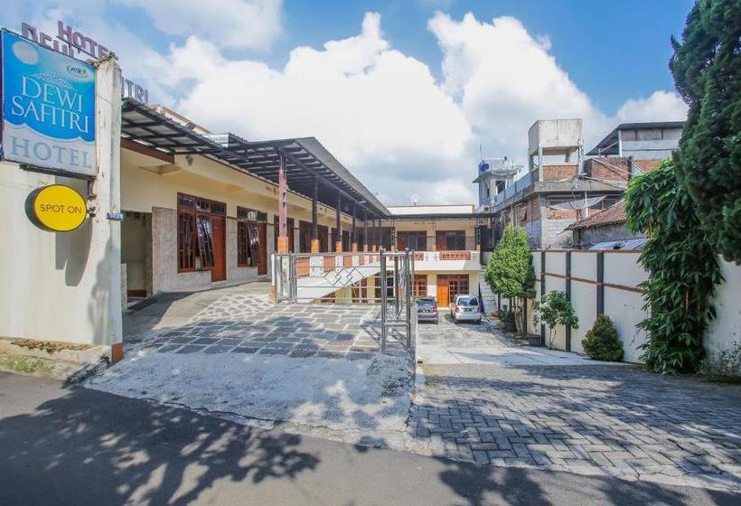 酒店 Spot On 90092 Dewi Safitri