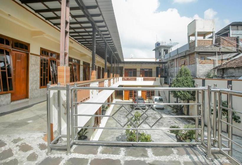 酒店 Spot On 90092 Dewi Safitri