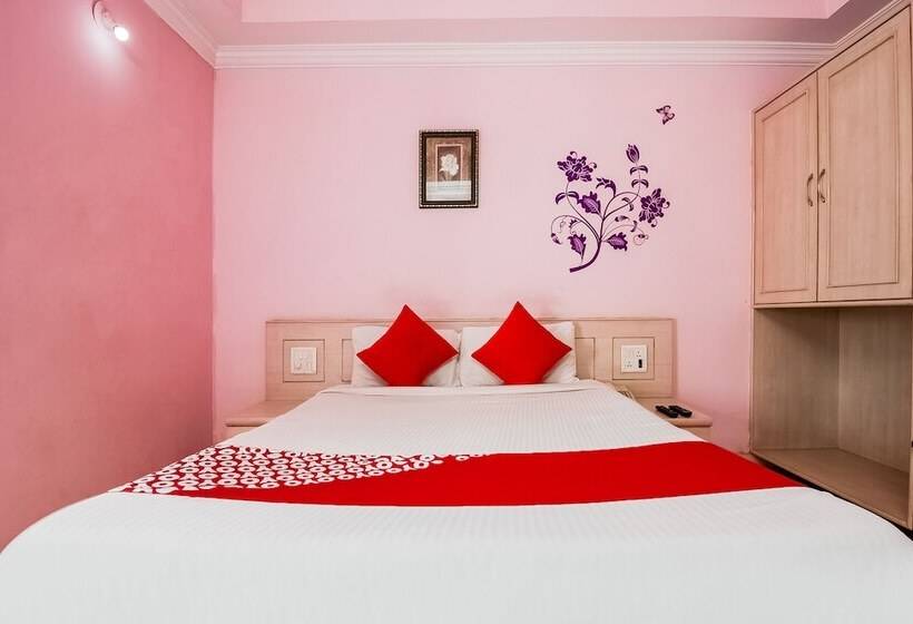 Oyo 737 Hotel Manny S Palace