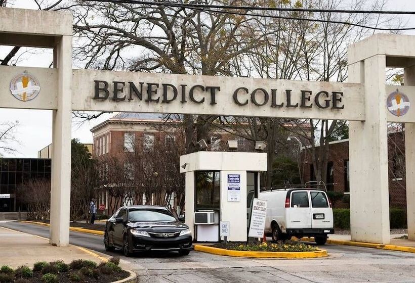 Отель Holiday Inn Express & Suites Columbia Downtown The Vista, An Ihg