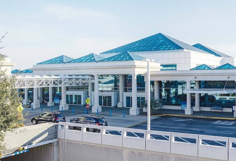 Отель Holiday Inn Express & Suites Columbia Downtown The Vista, An Ihg